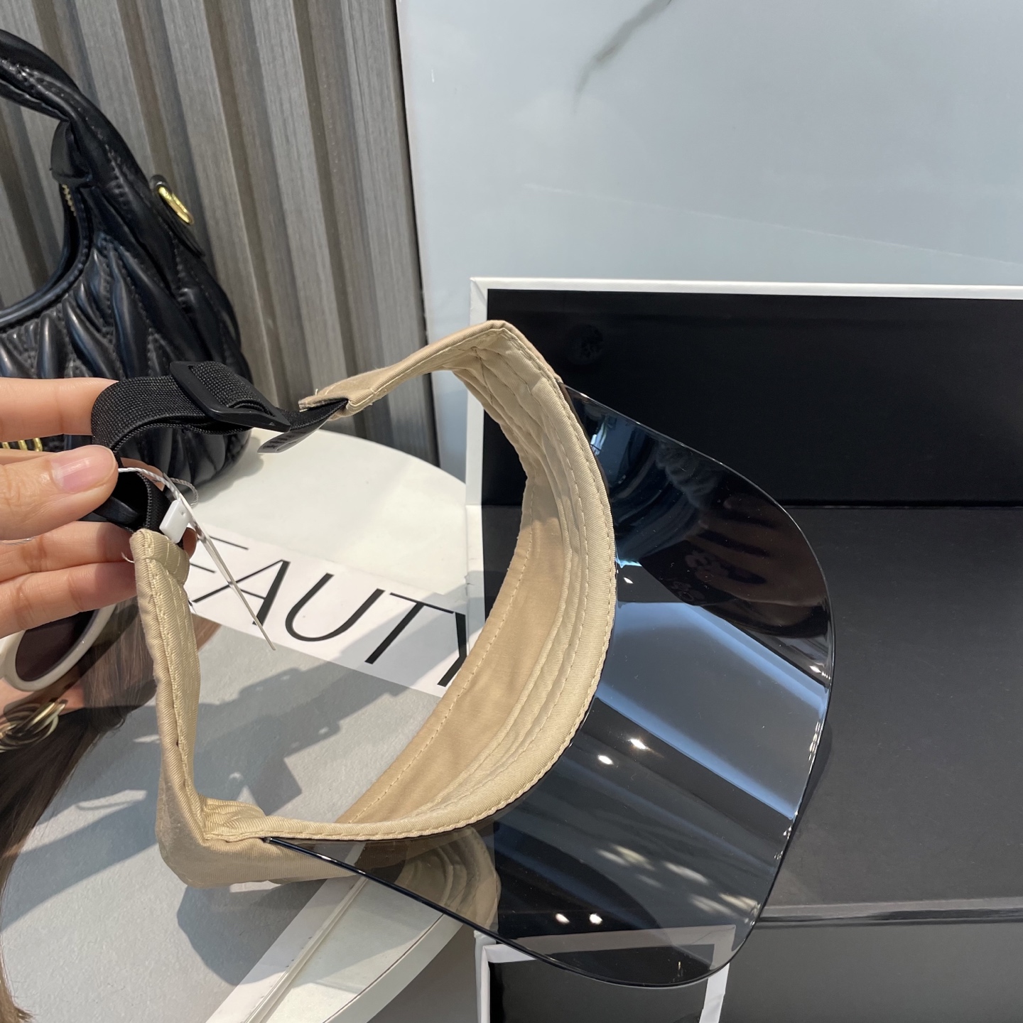   爆款🔥Alo新款镜片空顶帽
定制超薄纯棉面料，简约时尚更透气，超火爆
现货秒发