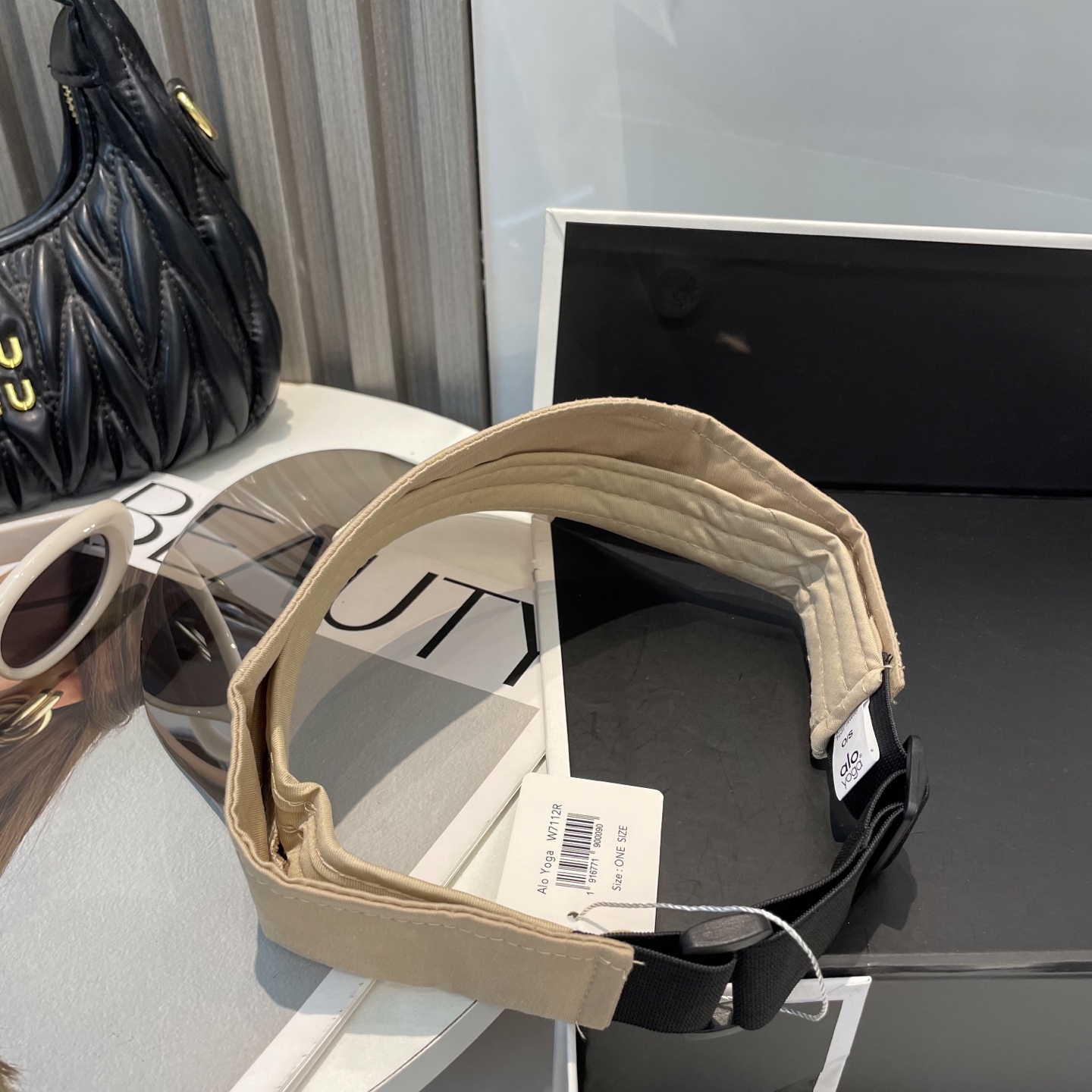   爆款🔥Alo新款镜片空顶帽
定制超薄纯棉面料，简约时尚更透气，超火爆
现货秒发