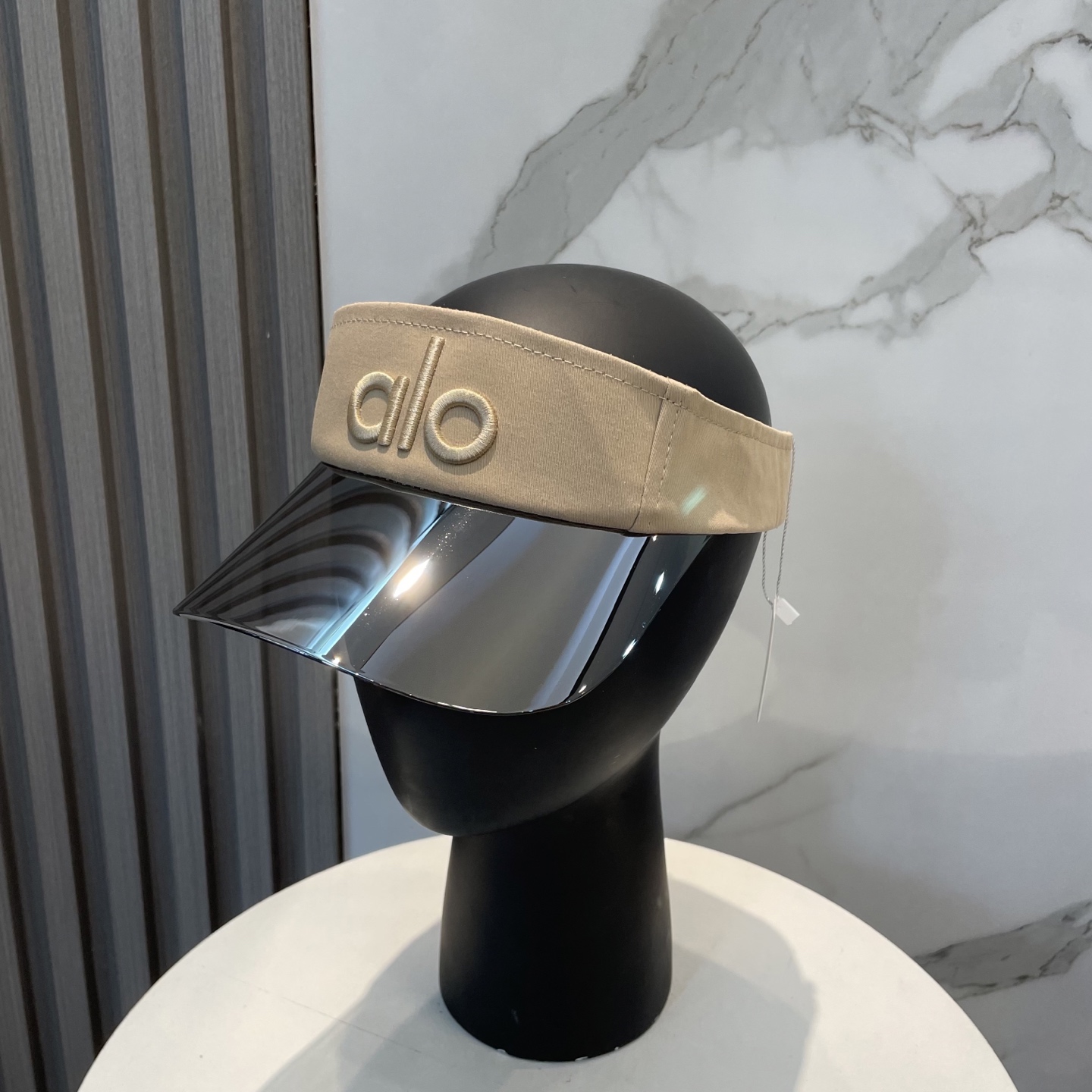   爆款🔥Alo新款镜片空顶帽
定制超薄纯棉面料，简约时尚更透气，超火爆
现货秒发
