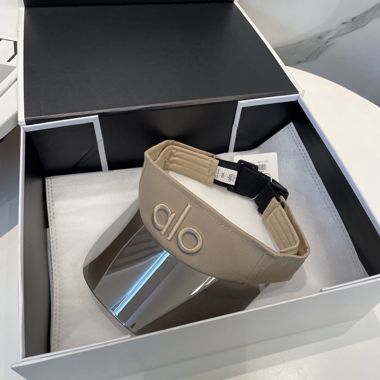   爆款🔥Alo新款镜片空顶帽
定制超薄纯棉面料，简约时尚更透气，超火爆
现货秒发