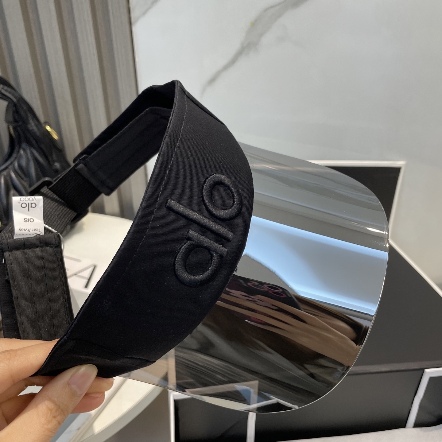 爆款🔥Alo新款镜片空顶帽
定制超薄纯棉面料,简约时尚更透气,超火爆
现货秒发