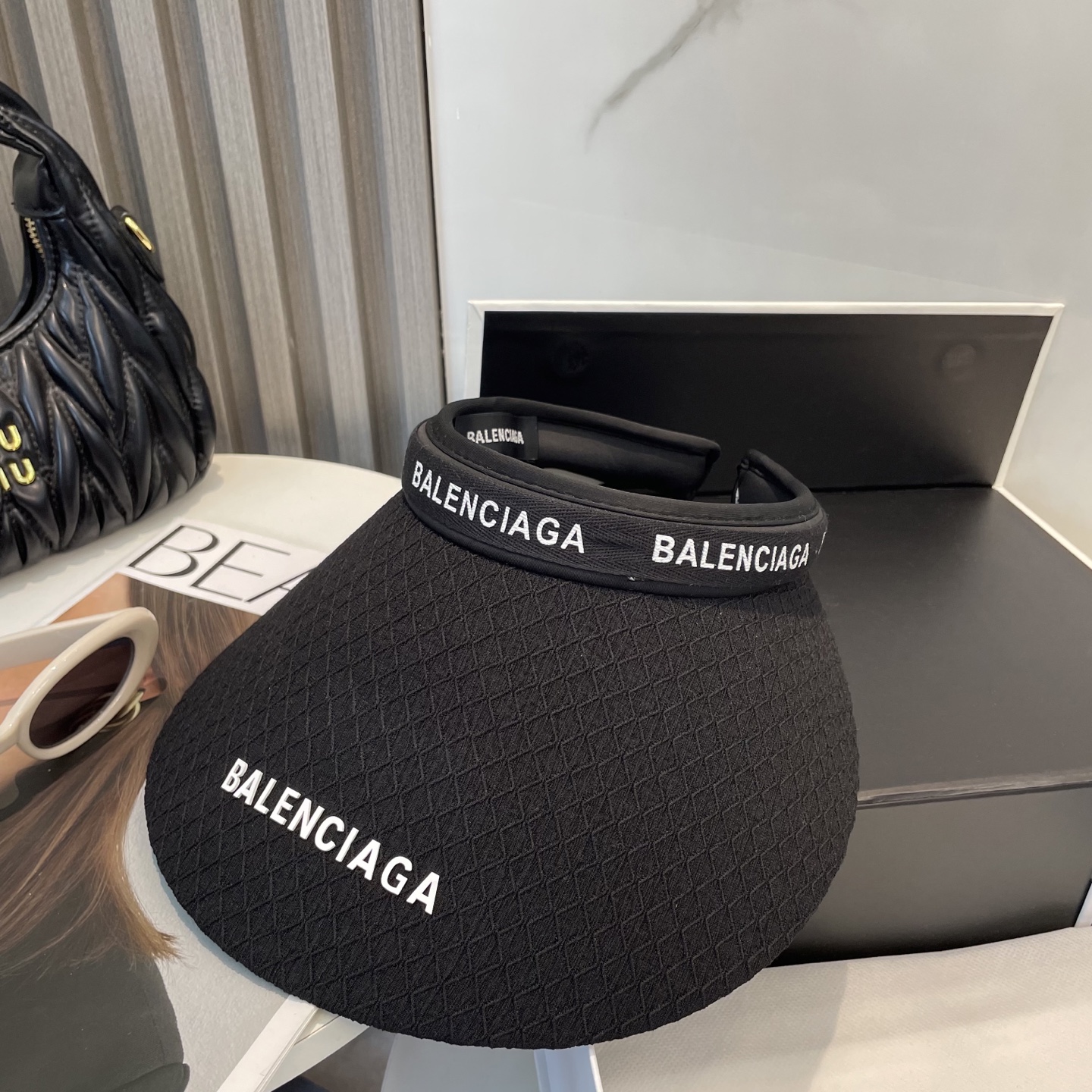 P73 BALENCIAGA巴黎世家新款空顶帽 遮阳帽🎩
空顶设计，帽型自带时尚✨
休闲时尚风超级百搭，巨防嗮！太爱了💕