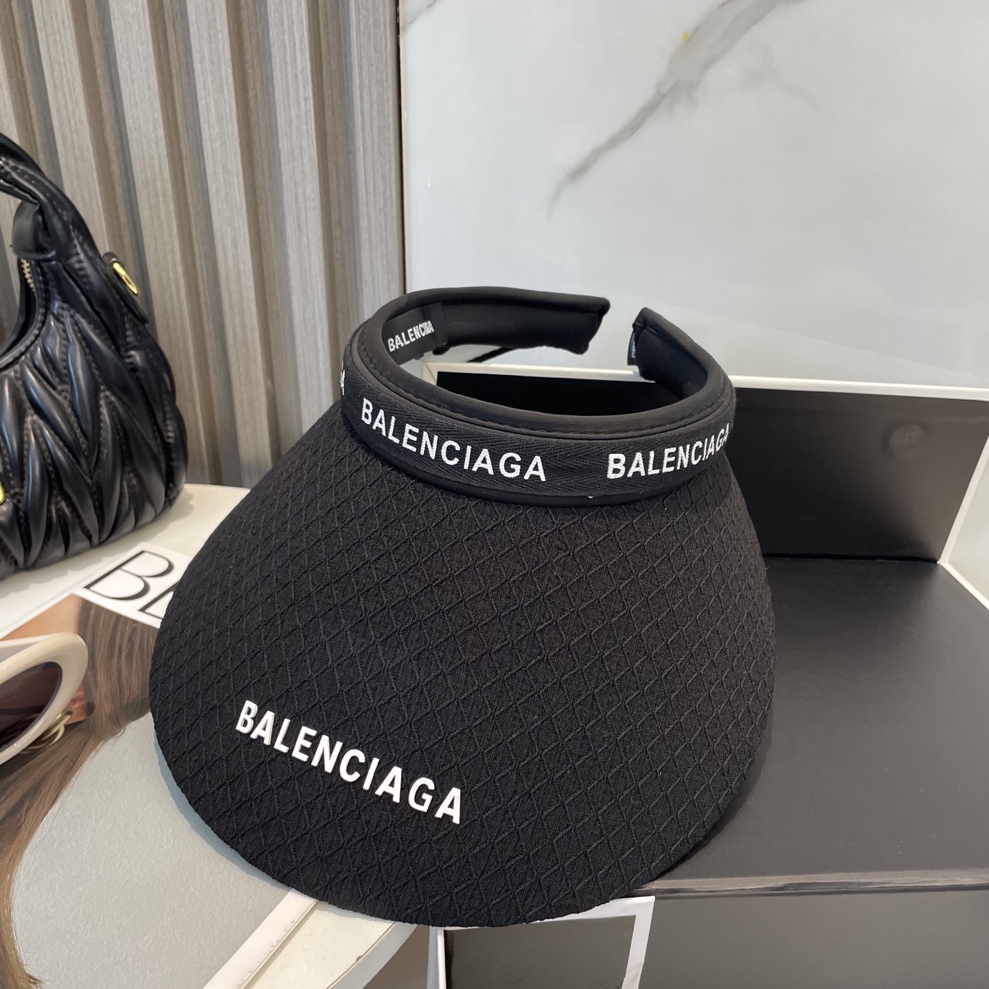 P73 BALENCIAGA巴黎世家新款空顶帽 遮阳帽🎩
空顶设计，帽型自带时尚✨
休闲时尚风超级百搭，巨防嗮！太爱了💕