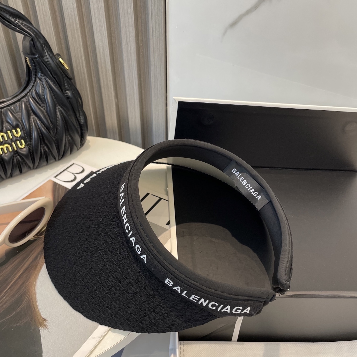 P73 BALENCIAGA巴黎世家新款空顶帽 遮阳帽🎩
空顶设计，帽型自带时尚✨
休闲时尚风超级百搭，巨防嗮！太爱了💕