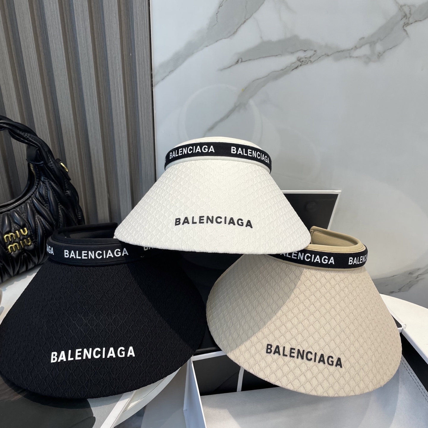 P73 BALENCIAGA巴黎世家新款空顶帽 遮阳帽🎩
空顶设计，帽型自带时尚✨
休闲时尚风超级百搭，巨防嗮！太爱了💕