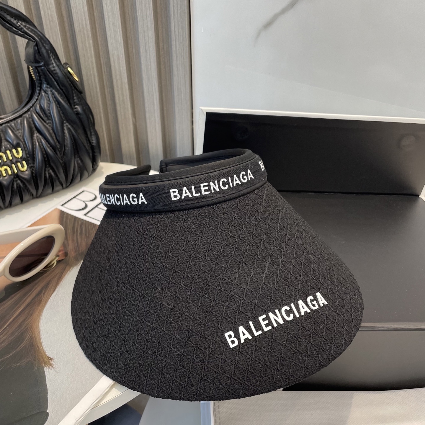 P73 BALENCIAGA巴黎世家新款空顶帽 遮阳帽🎩
空顶设计，帽型自带时尚✨
休闲时尚风超级百搭，巨防嗮！太爱了💕