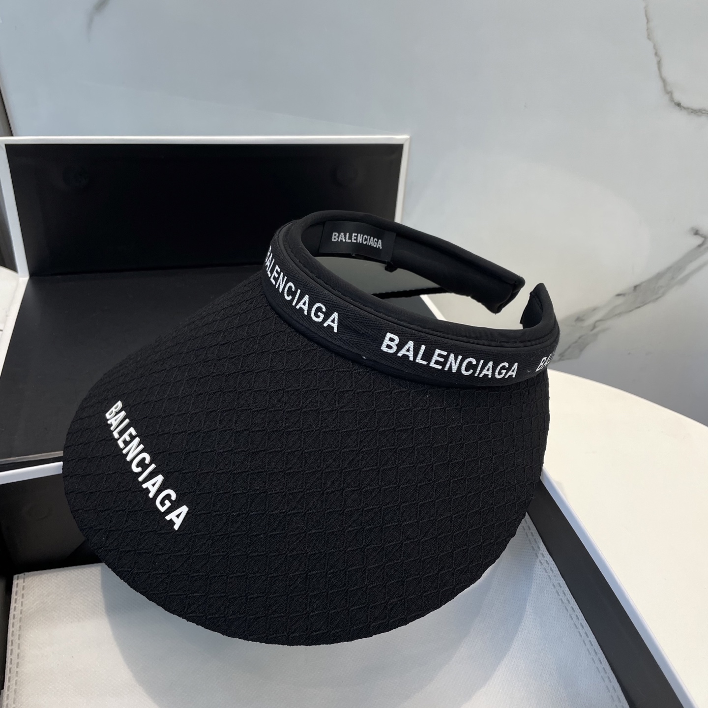 P73 BALENCIAGA巴黎世家新款空顶帽 遮阳帽🎩
空顶设计，帽型自带时尚✨
休闲时尚风超级百搭，巨防嗮！太爱了💕