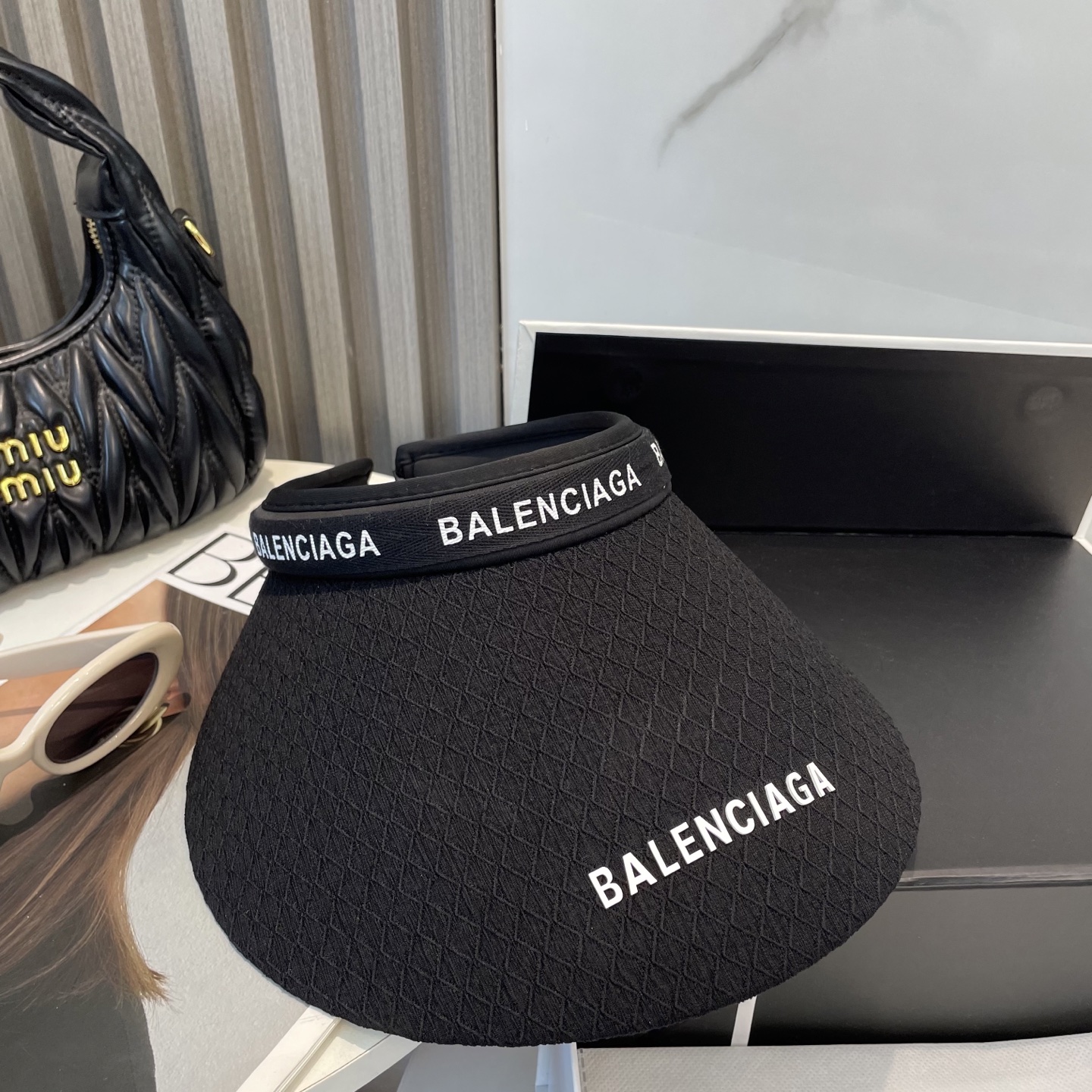P73 BALENCIAGA巴黎世家新款空顶帽 遮阳帽🎩
空顶设计，帽型自带时尚✨
休闲时尚风超级百搭，巨防嗮！太爱了💕
