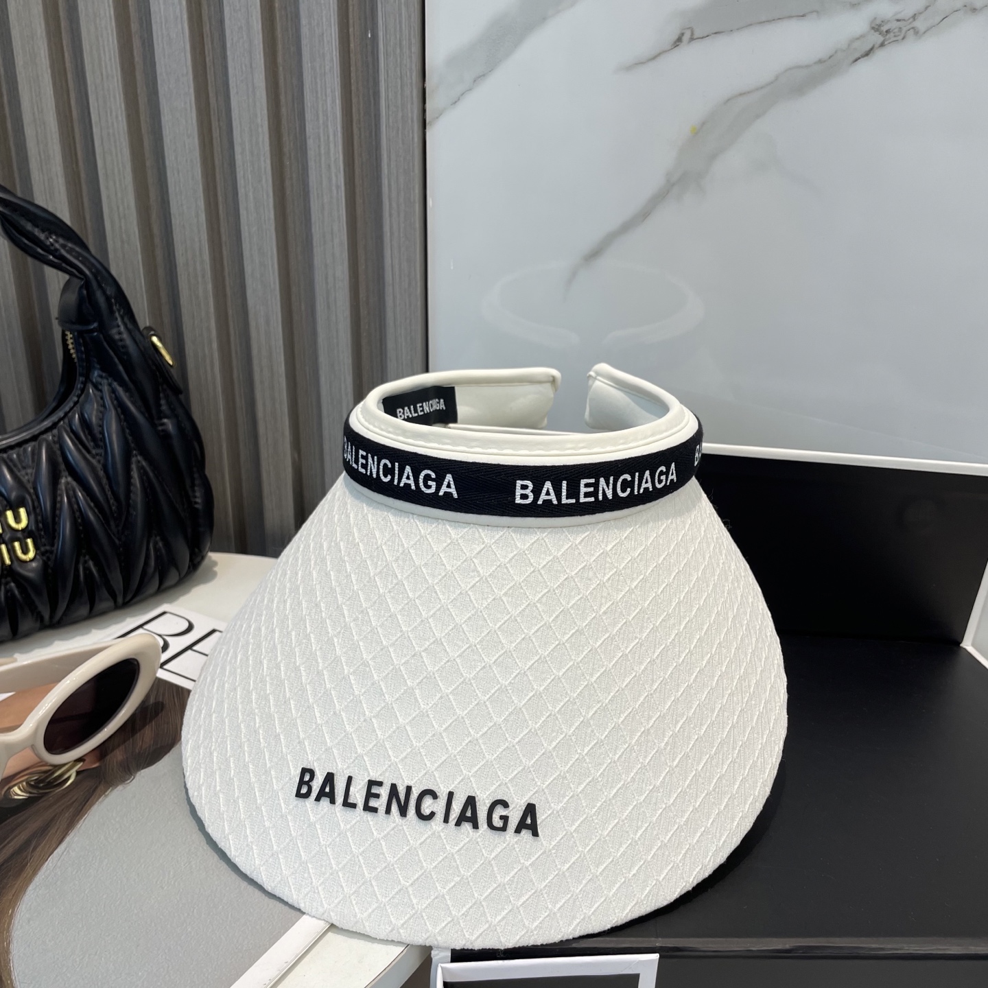 P73 BALENCIAGA巴黎世家新款空顶帽 遮阳帽🎩
空顶设计，帽型自带时尚✨
休闲时尚风超级百搭，巨防嗮！太爱了💕