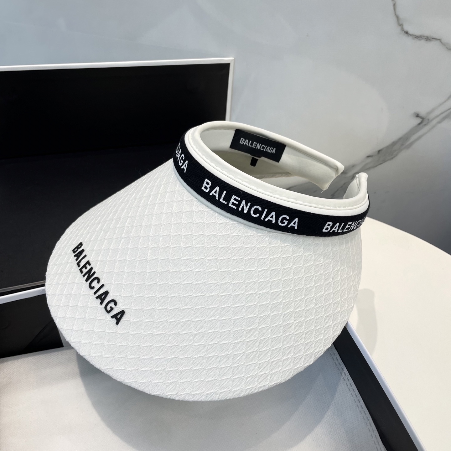 P73 BALENCIAGA巴黎世家新款空顶帽 遮阳帽🎩
空顶设计，帽型自带时尚✨
休闲时尚风超级百搭，巨防嗮！太爱了💕