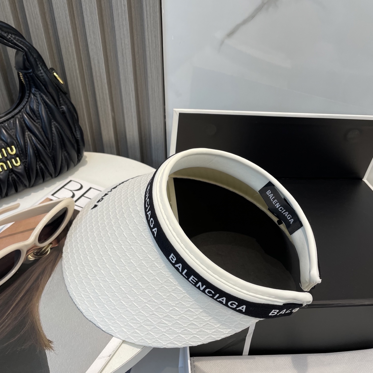 P73 BALENCIAGA巴黎世家新款空顶帽 遮阳帽🎩
空顶设计，帽型自带时尚✨
休闲时尚风超级百搭，巨防嗮！太爱了💕
