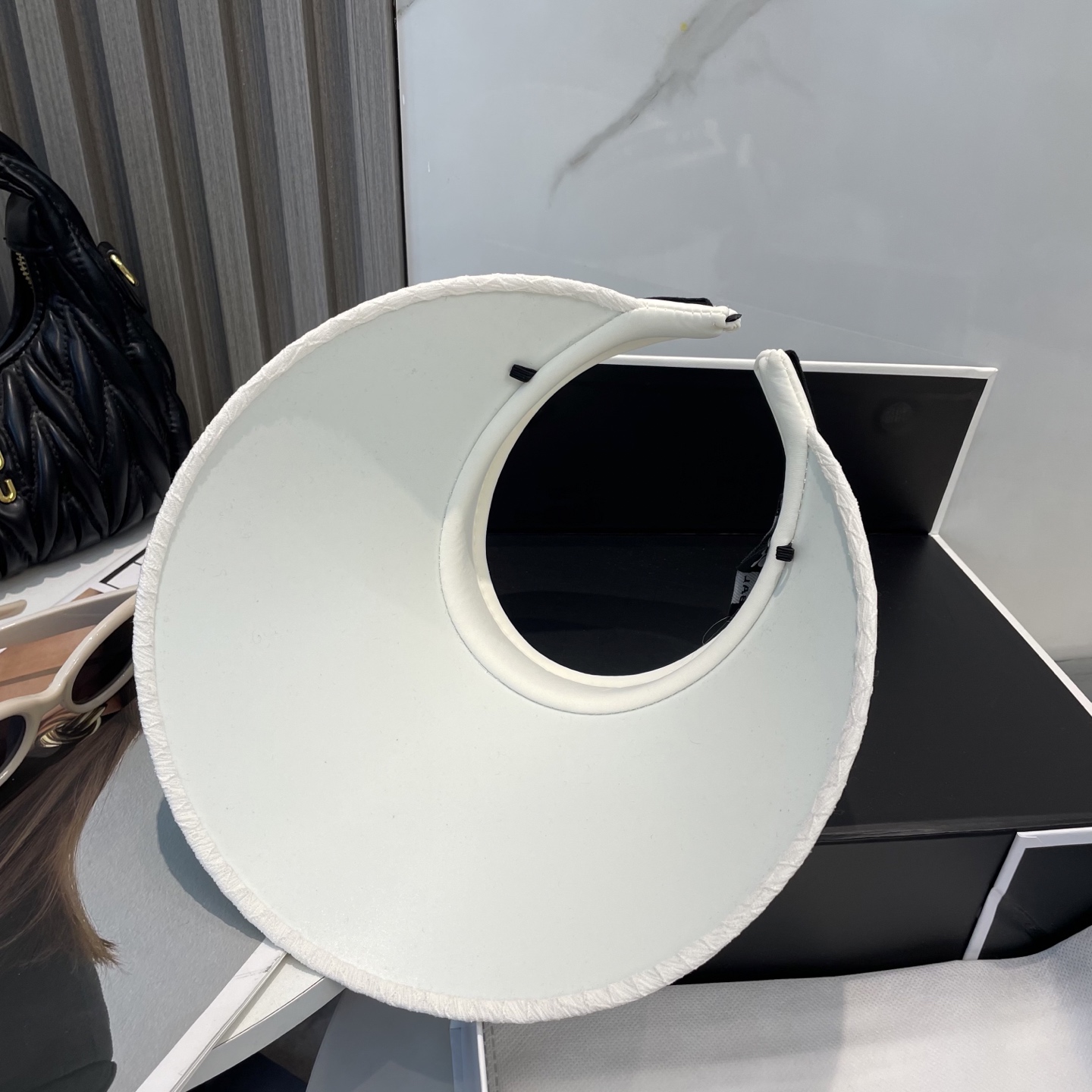 P73 BALENCIAGA巴黎世家新款空顶帽 遮阳帽🎩
空顶设计，帽型自带时尚✨
休闲时尚风超级百搭，巨防嗮！太爱了💕