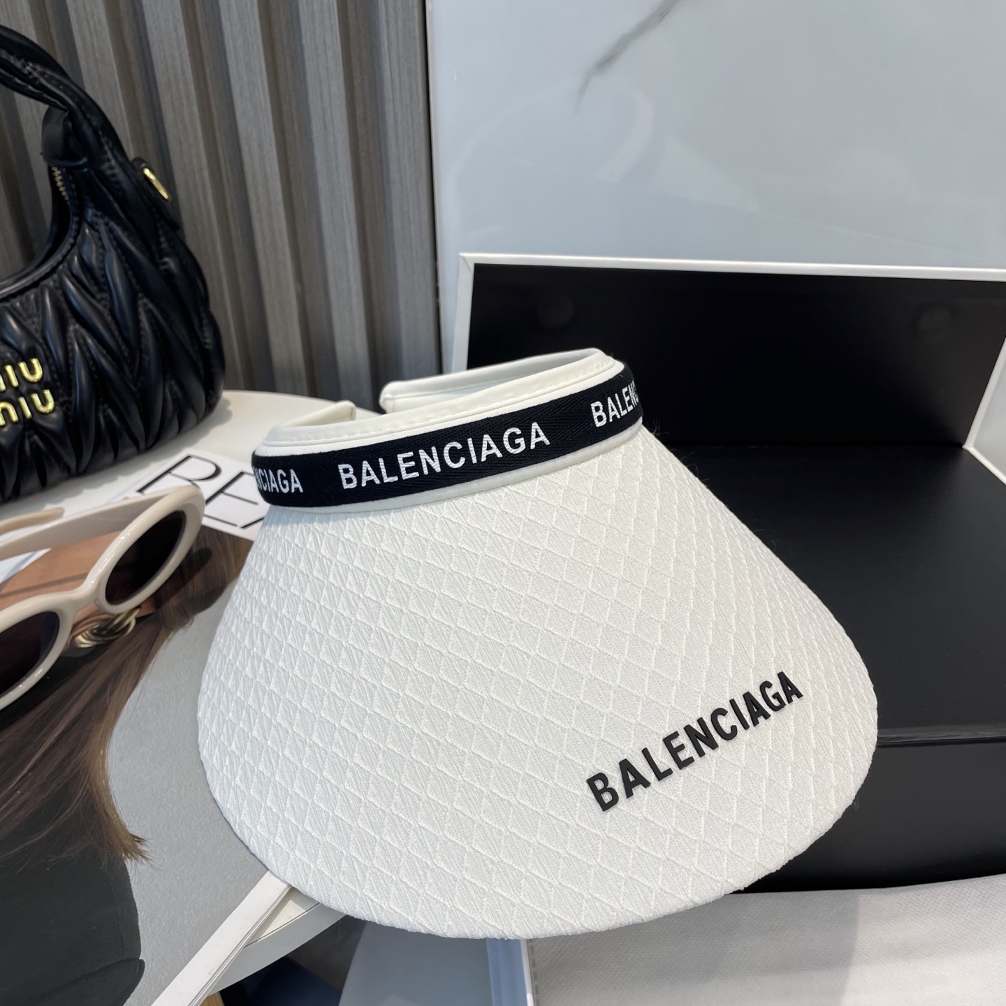 P73 BALENCIAGA巴黎世家新款空顶帽 遮阳帽🎩
空顶设计，帽型自带时尚✨
休闲时尚风超级百搭，巨防嗮！太爱了💕