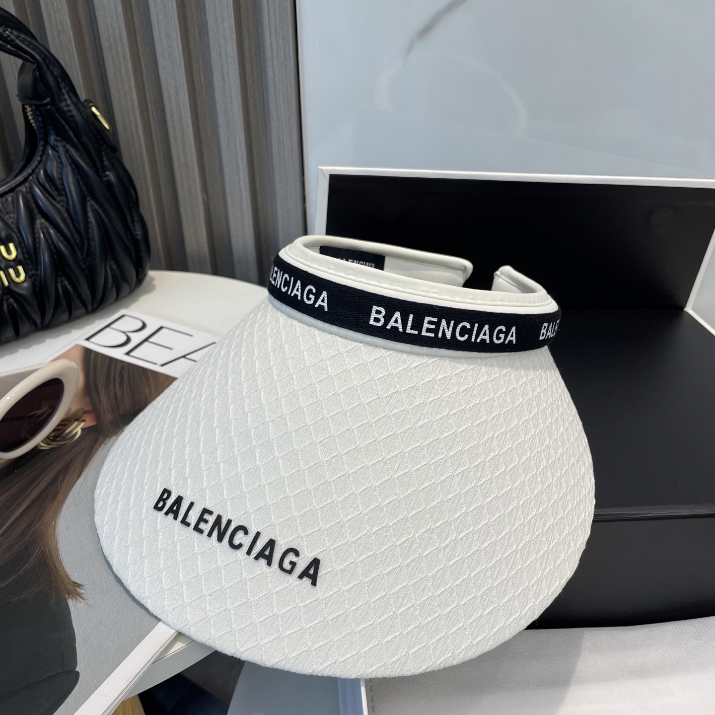 P73 BALENCIAGA巴黎世家新款空顶帽 遮阳帽🎩
空顶设计，帽型自带时尚✨
休闲时尚风超级百搭，巨防嗮！太爱了💕