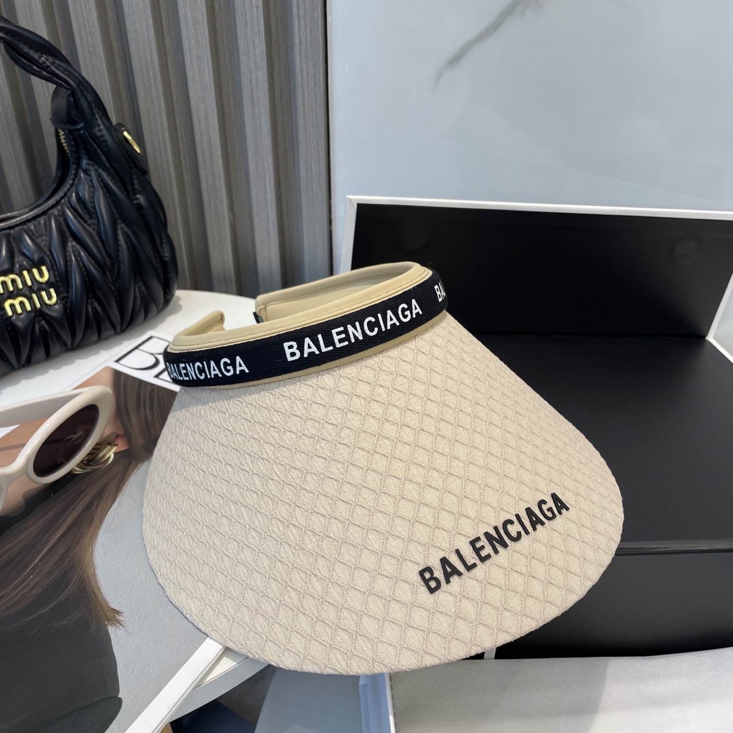 P73 BALENCIAGA巴黎世家新款空顶帽 遮阳帽🎩
空顶设计，帽型自带时尚✨
休闲时尚风超级百搭，巨防嗮！太爱了💕