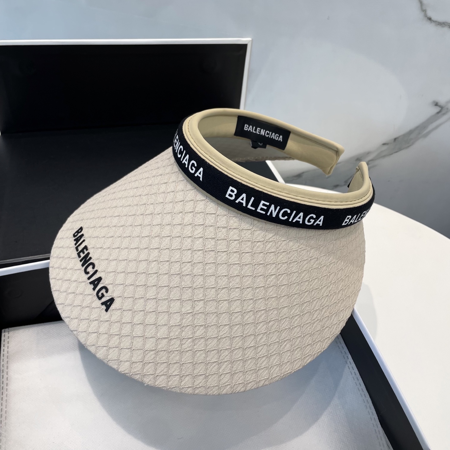 P73 BALENCIAGA巴黎世家新款空顶帽 遮阳帽🎩
空顶设计，帽型自带时尚✨
休闲时尚风超级百搭，巨防嗮！太爱了💕