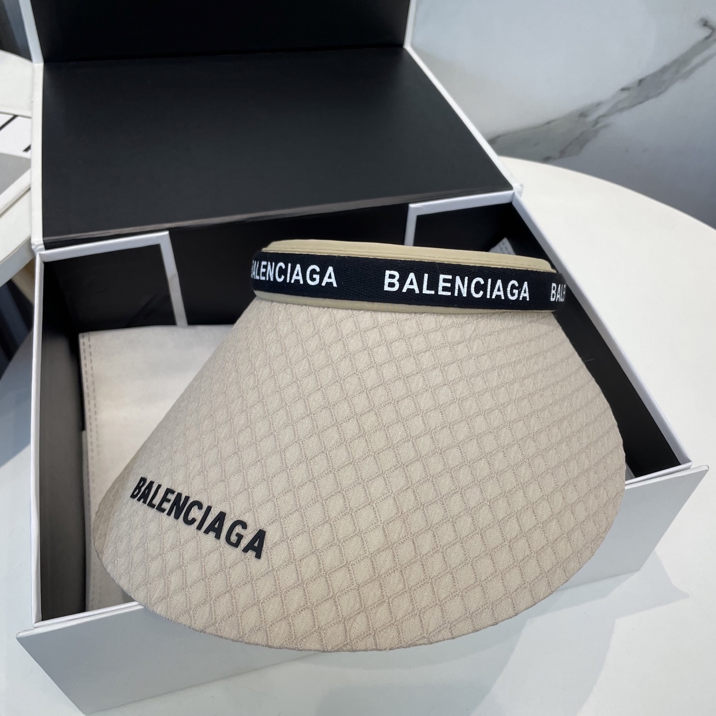 P73 BALENCIAGA巴黎世家新款空顶帽 遮阳帽🎩
空顶设计，帽型自带时尚✨
休闲时尚风超级百搭，巨防嗮！太爱了💕