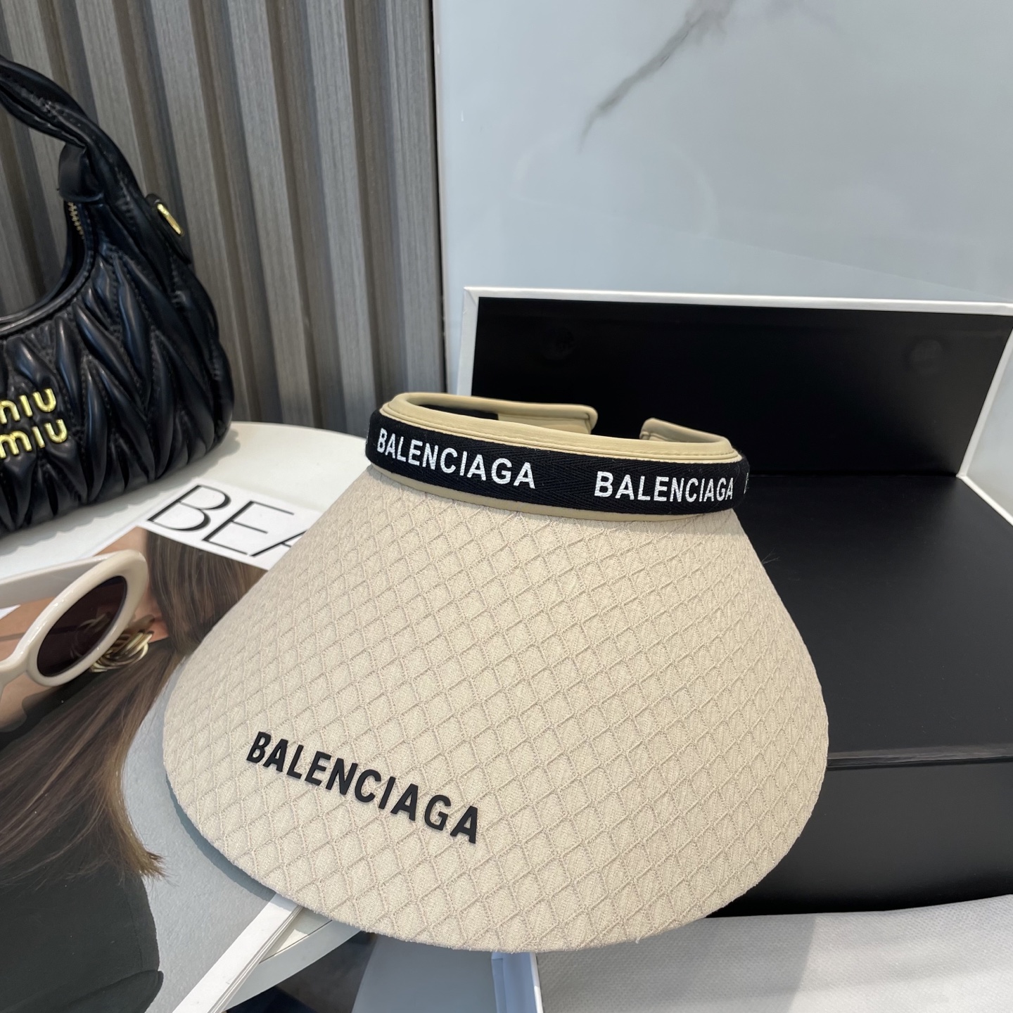 P73 BALENCIAGA巴黎世家新款空顶帽 遮阳帽🎩
空顶设计，帽型自带时尚✨
休闲时尚风超级百搭，巨防嗮！太爱了💕