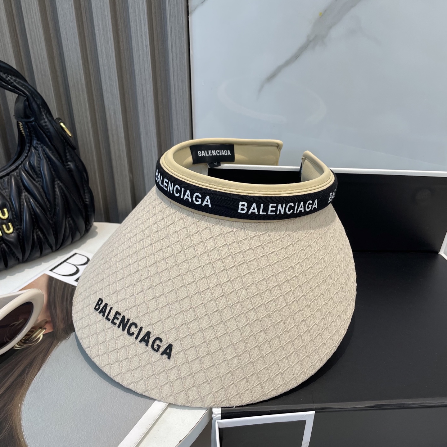 P73 BALENCIAGA巴黎世家新款空顶帽 遮阳帽🎩
空顶设计，帽型自带时尚✨
休闲时尚风超级百搭，巨防嗮！太爱了💕
