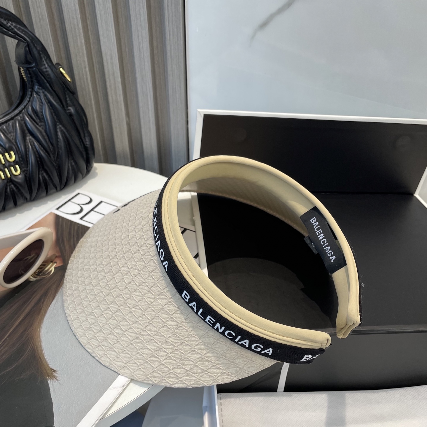 P73 BALENCIAGA巴黎世家新款空顶帽 遮阳帽🎩
空顶设计，帽型自带时尚✨
休闲时尚风超级百搭，巨防嗮！太爱了💕