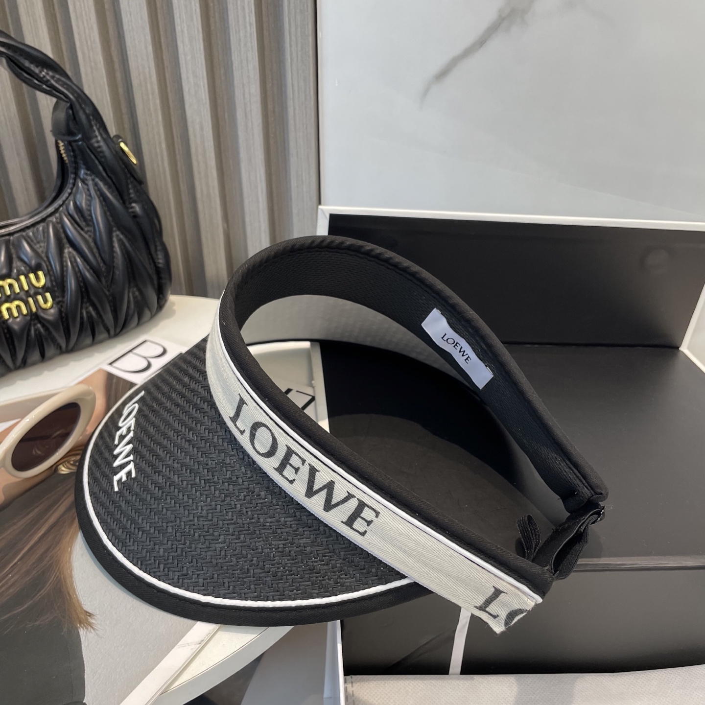 P70 罗意威LOEWE 新款空顶帽 遮阳帽🎩
空顶设计，帽型自带时尚✨
休闲时尚风超级百搭，巨防嗮！太爱了💕