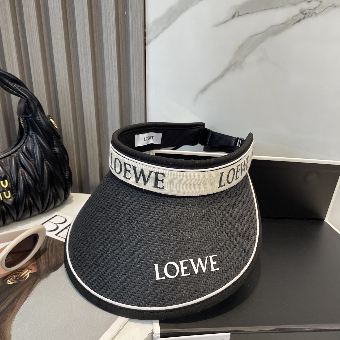 P70 罗意威LOEWE 新款空顶帽 遮阳帽🎩
空顶设计，帽型自带时尚✨
休闲时尚风超级百搭，巨防嗮！太爱了💕