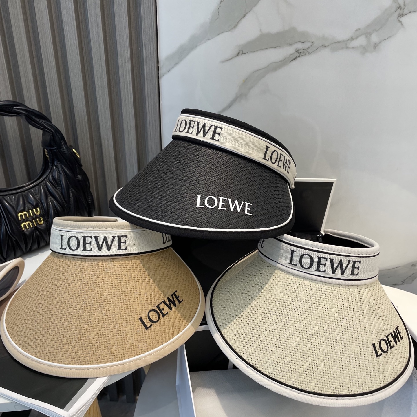 P70 罗意威LOEWE 新款空顶帽 遮阳帽🎩
空顶设计，帽型自带时尚✨
休闲时尚风超级百搭，巨防嗮！太爱了💕