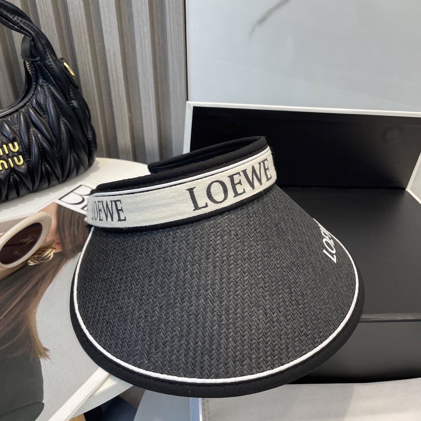 P70 罗意威LOEWE 新款空顶帽 遮阳帽🎩
空顶设计，帽型自带时尚✨
休闲时尚风超级百搭，巨防嗮！太爱了💕