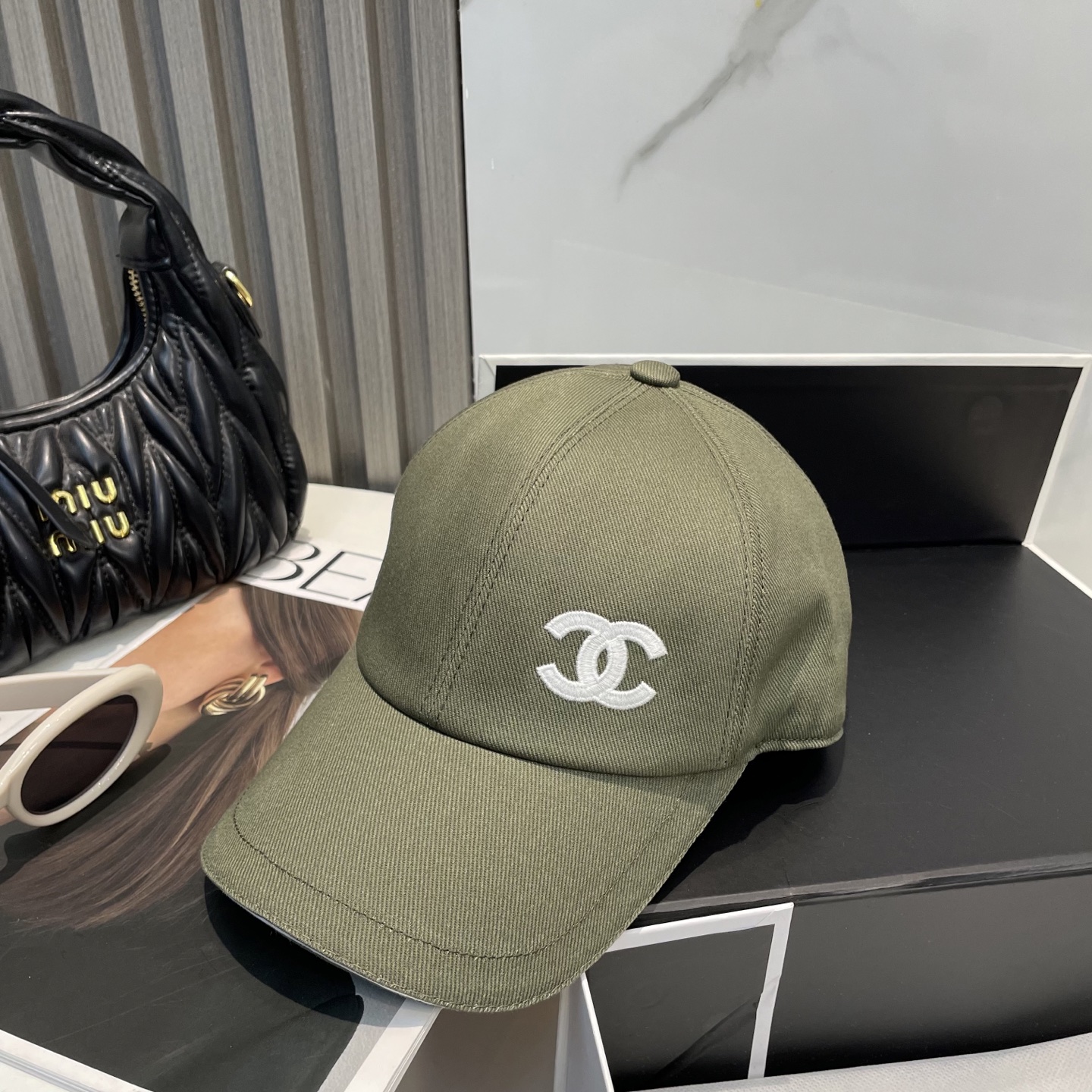 
Chanel（香奈儿）专柜新款原单刺绣棒球帽，11开模订制，立体刺绣，精致无暇！100%纯棉面料，原厂