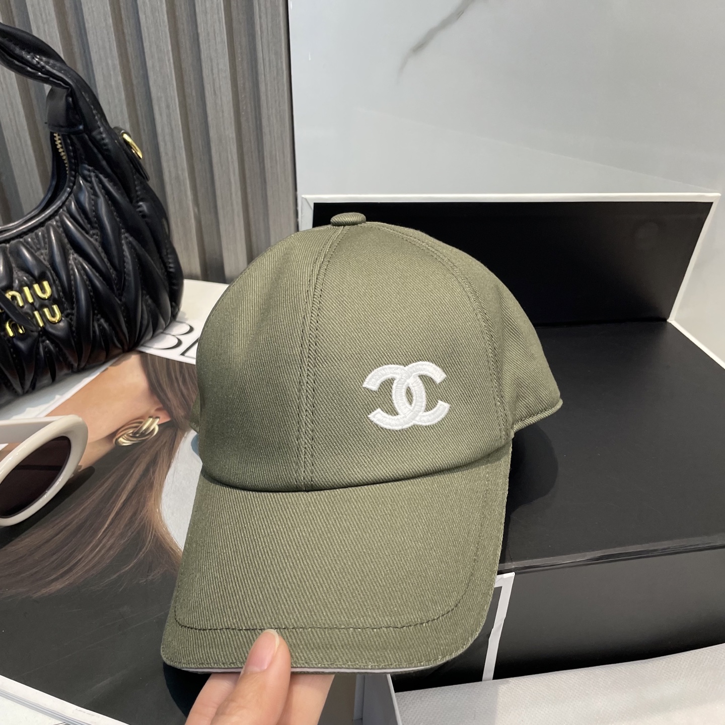 
Chanel（香奈儿）专柜新款原单刺绣棒球帽，11开模订制，立体刺绣，精致无暇！100%纯棉面料，原厂