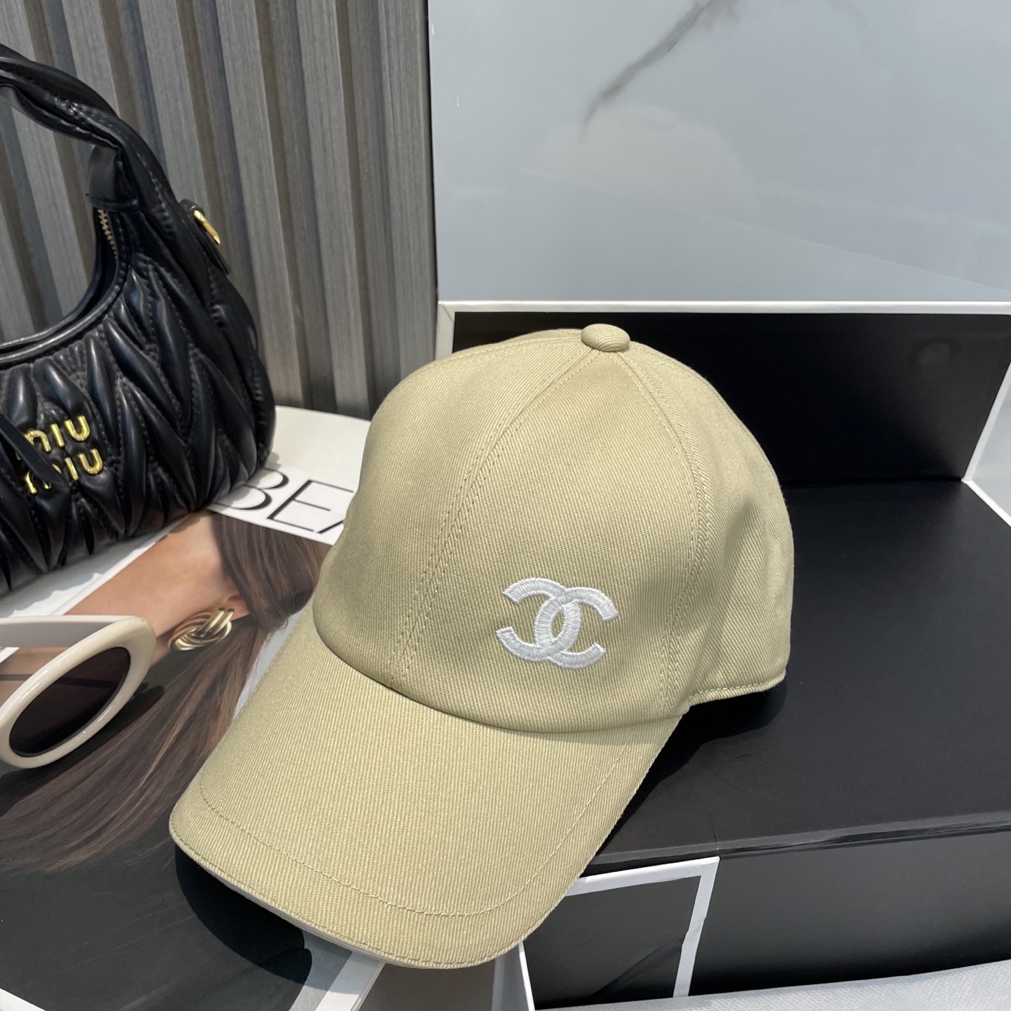 
Chanel（香奈儿）专柜新款原单刺绣棒球帽，11开模订制，立体刺绣，精致无暇！100%纯棉面料，原厂