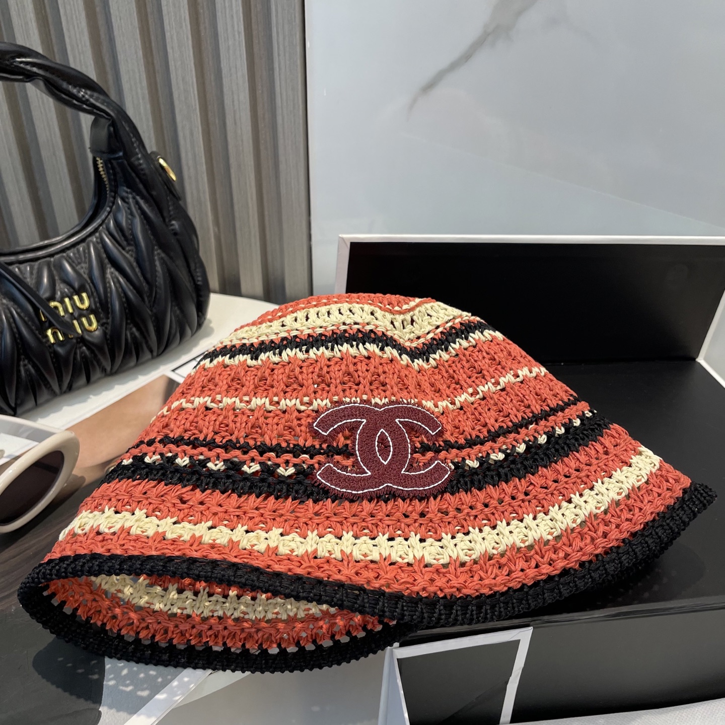
香奈儿 CHANEL针织盆帽，防晒渔夫帽高密度制作，一顶超级有品位的针织帽了~出街首选！帽型超美腻颜色
