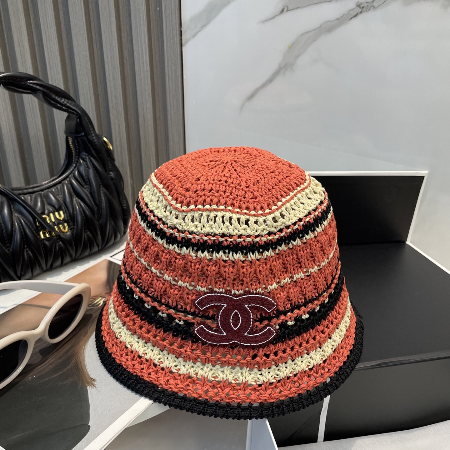 
香奈儿 CHANEL针织盆帽，防晒渔夫帽高密度制作，一顶超级有品位的针织帽了~出街首选！帽型超美腻颜色