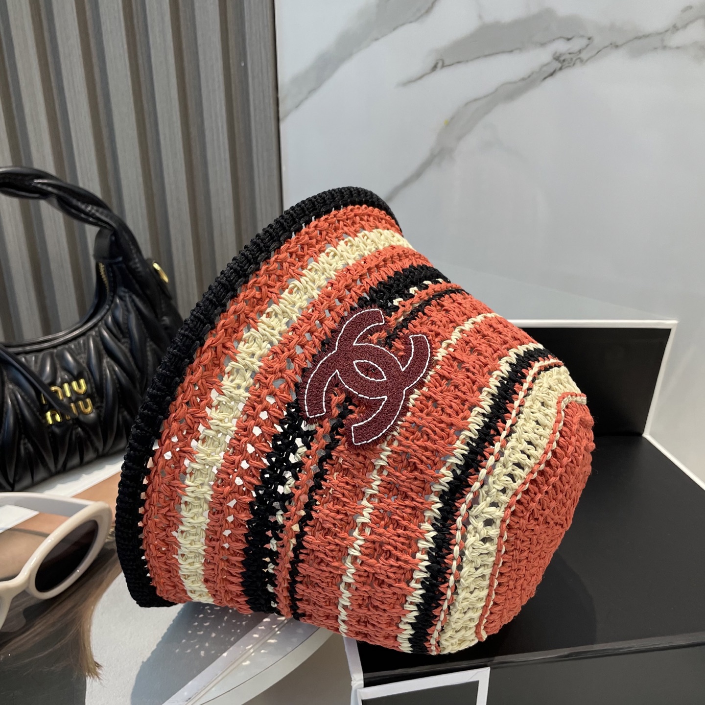 
香奈儿 CHANEL针织盆帽，防晒渔夫帽高密度制作，一顶超级有品位的针织帽了~出街首选！帽型超美腻颜色