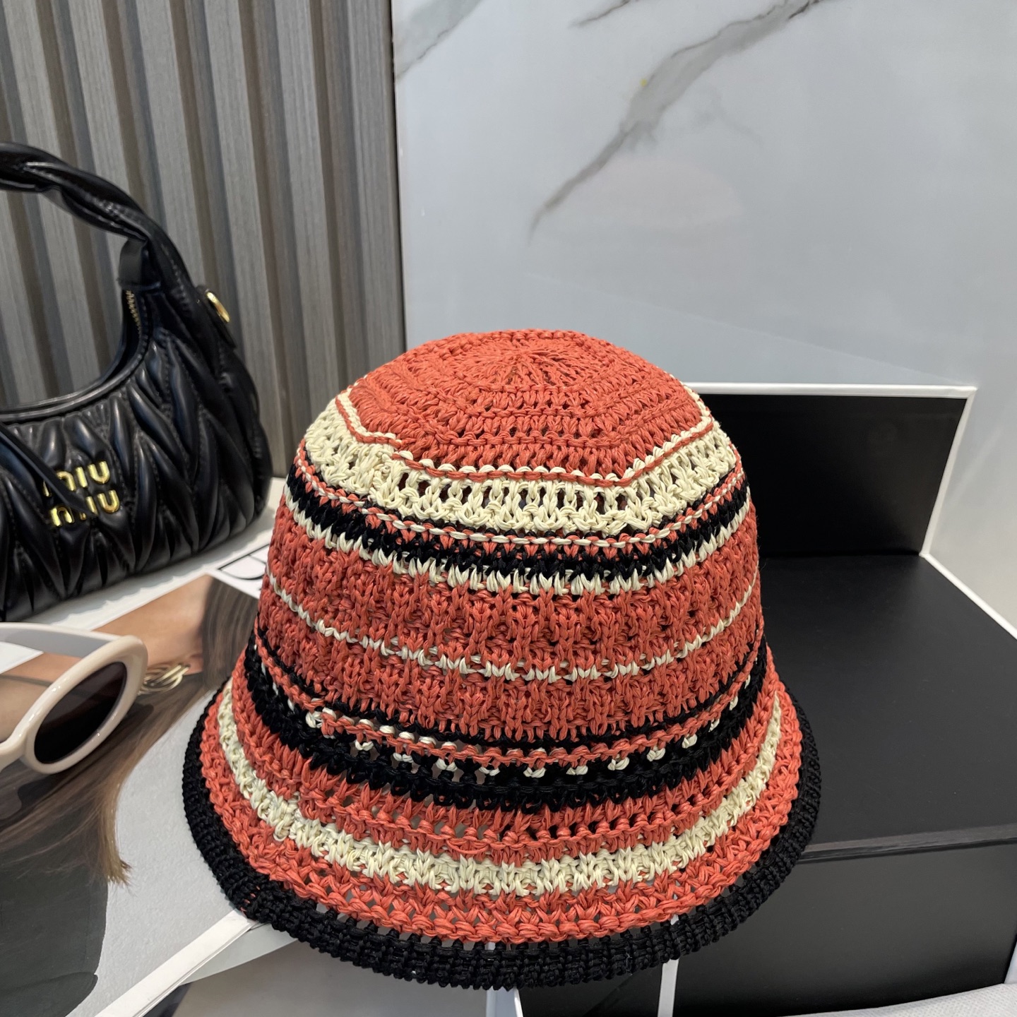 
香奈儿 CHANEL针织盆帽，防晒渔夫帽高密度制作，一顶超级有品位的针织帽了~出街首选！帽型超美腻颜色