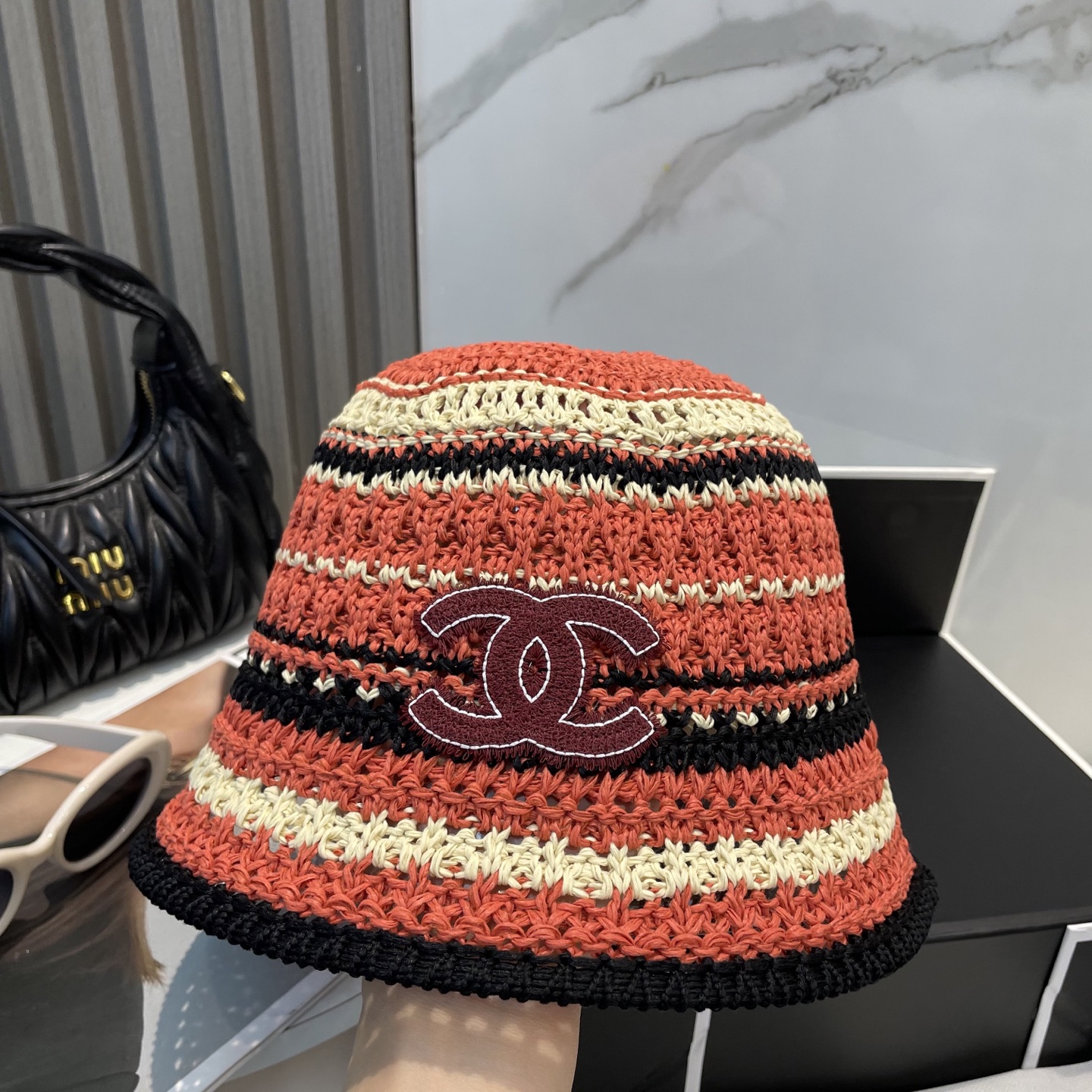
香奈儿 CHANEL针织盆帽，防晒渔夫帽高密度制作，一顶超级有品位的针织帽了~出街首选！帽型超美腻颜色