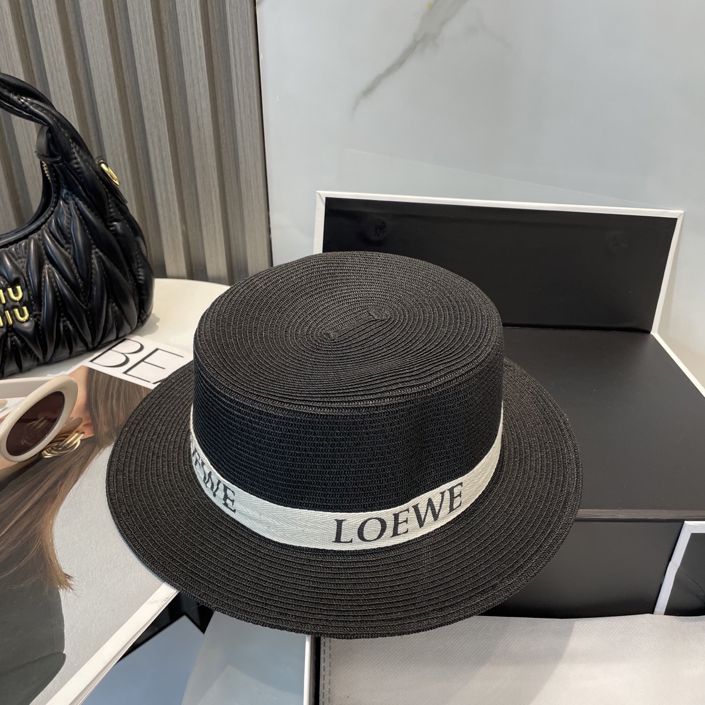 罗意威 LOEWE高端平顶草帽
百搭不挑脸型
平沿相对不遮挡视线 更加实用 日常和旅行都好戴 ins风 