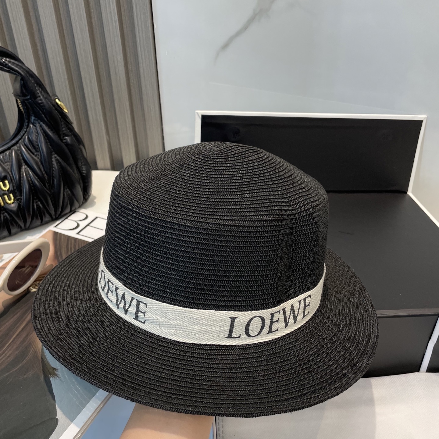 罗意威 LOEWE高端平顶草帽
百搭不挑脸型
平沿相对不遮挡视线 更加实用 日常和旅行都好戴 ins风 