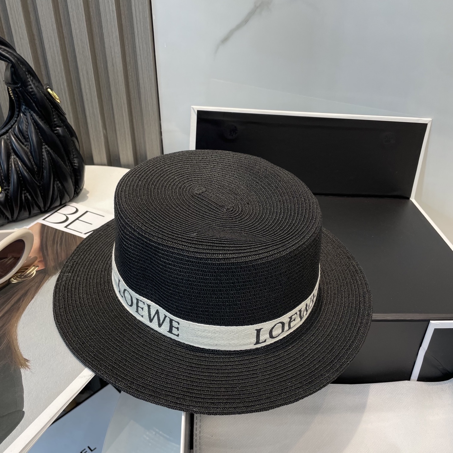 罗意威 LOEWE高端平顶草帽
百搭不挑脸型
平沿相对不遮挡视线 更加实用 日常和旅行都好戴 ins风 