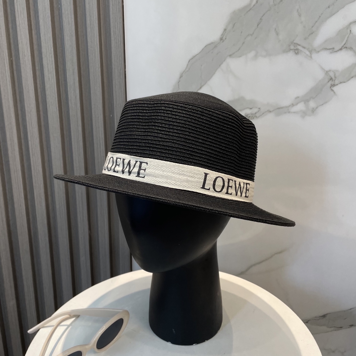 罗意威 LOEWE高端平顶草帽
百搭不挑脸型
平沿相对不遮挡视线 更加实用 日常和旅行都好戴 ins风 