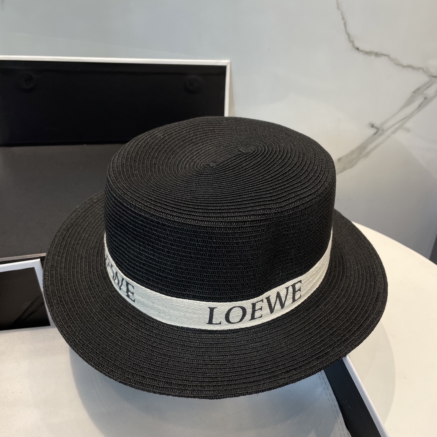 罗意威 LOEWE高端平顶草帽
百搭不挑脸型
平沿相对不遮挡视线 更加实用 日常和旅行都好戴 ins风 