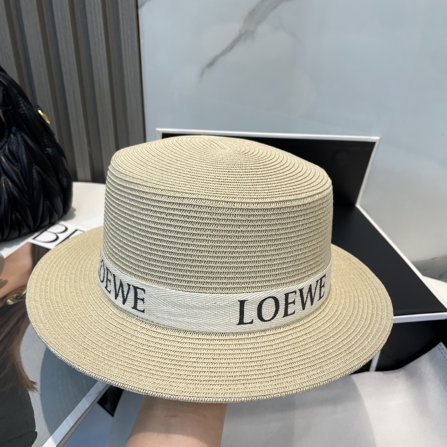  香奈儿CHANEL高端平顶草帽
百搭不挑脸型
平沿相对不遮挡视线 更加实用 日常和旅行都好戴 ins风