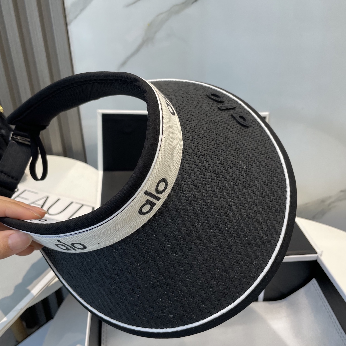  AIo新款空顶帽 遮阳帽🎩
空顶设计，帽型自带时尚✨
休闲时尚风超级百搭，巨防嗮！太爱了💕