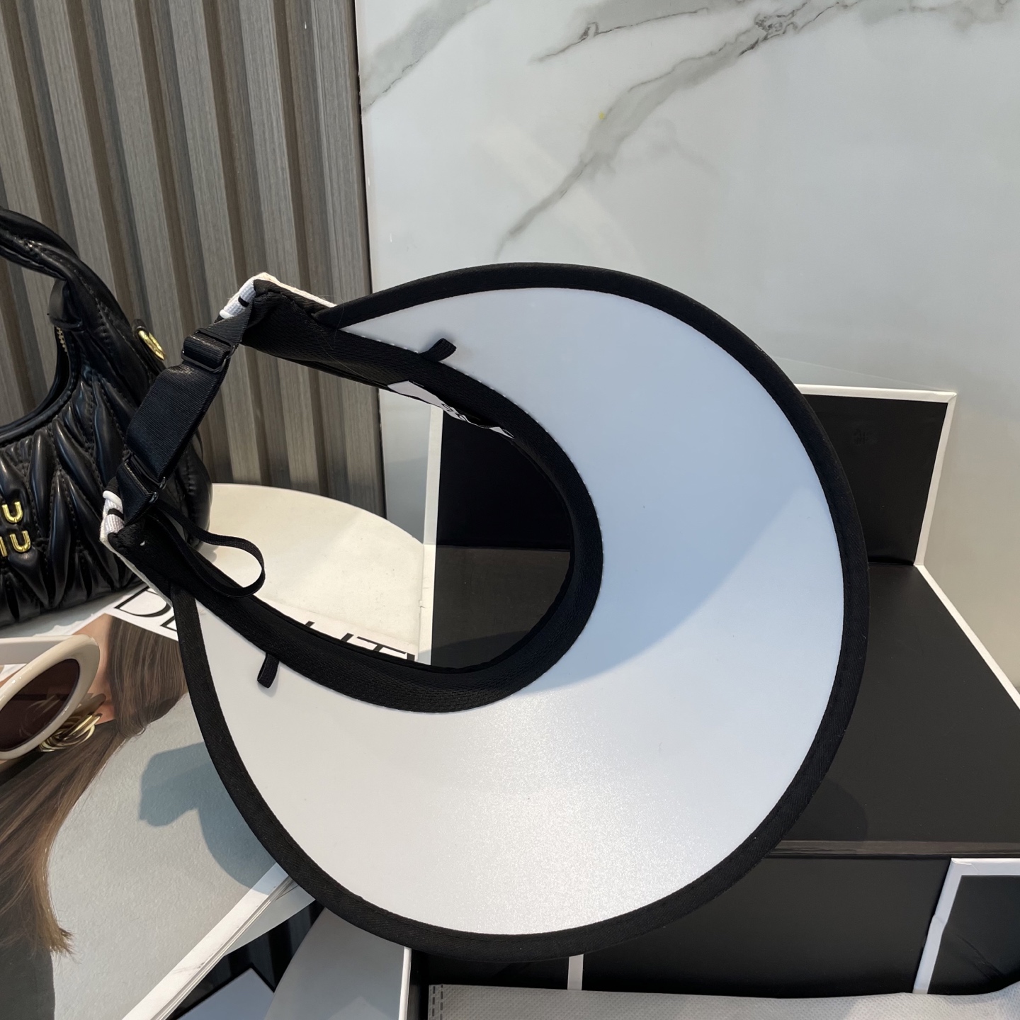  AIo新款空顶帽 遮阳帽🎩
空顶设计，帽型自带时尚✨
休闲时尚风超级百搭，巨防嗮！太爱了💕