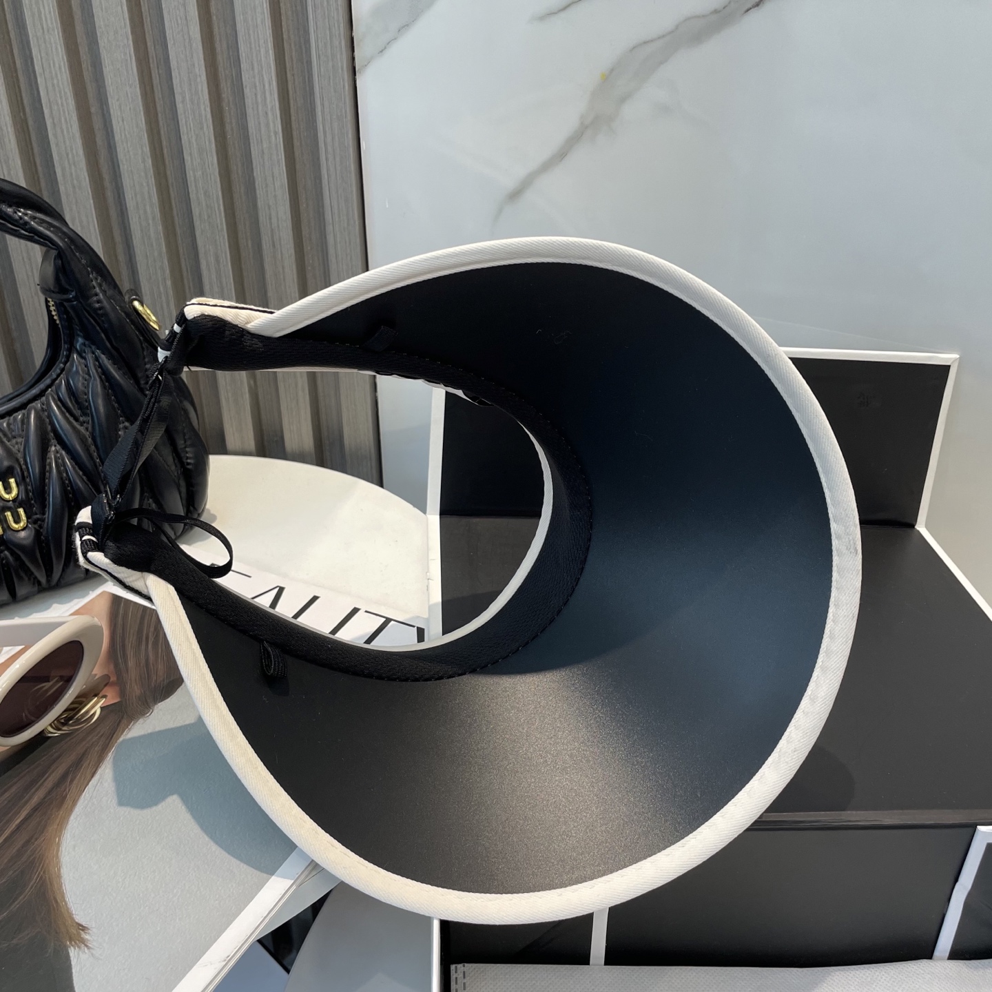  AIo新款空顶帽 遮阳帽🎩
空顶设计，帽型自带时尚✨
休闲时尚风超级百搭，巨防嗮！太爱了💕