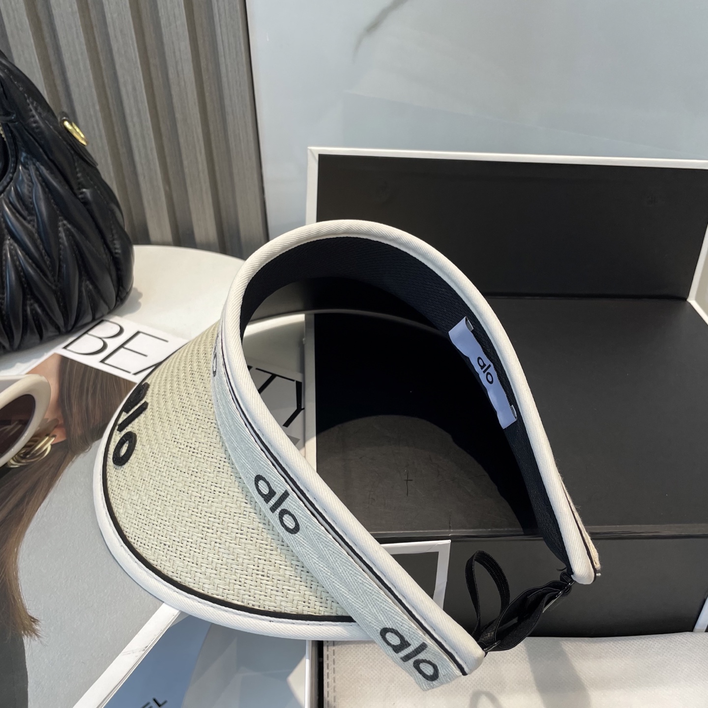  AIo新款空顶帽 遮阳帽🎩
空顶设计，帽型自带时尚✨
休闲时尚风超级百搭，巨防嗮！太爱了💕