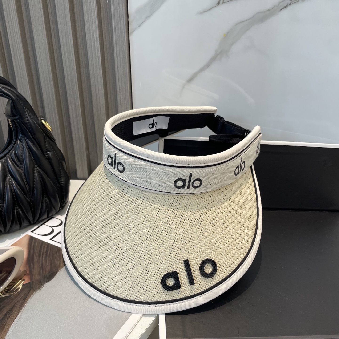  AIo新款空顶帽 遮阳帽🎩
空顶设计，帽型自带时尚✨
休闲时尚风超级百搭，巨防嗮！太爱了💕