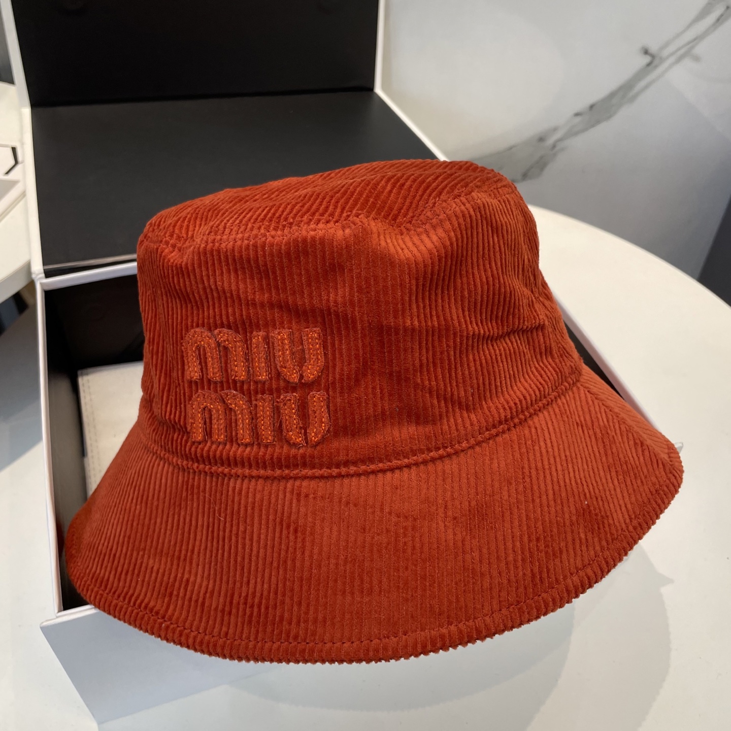  miumiu缪缪限定新款灯芯绒渔夫帽/棒球帽，灯芯绒纹理渔夫
非常耐看的一款渔夫帽~男女同款
日常出门
