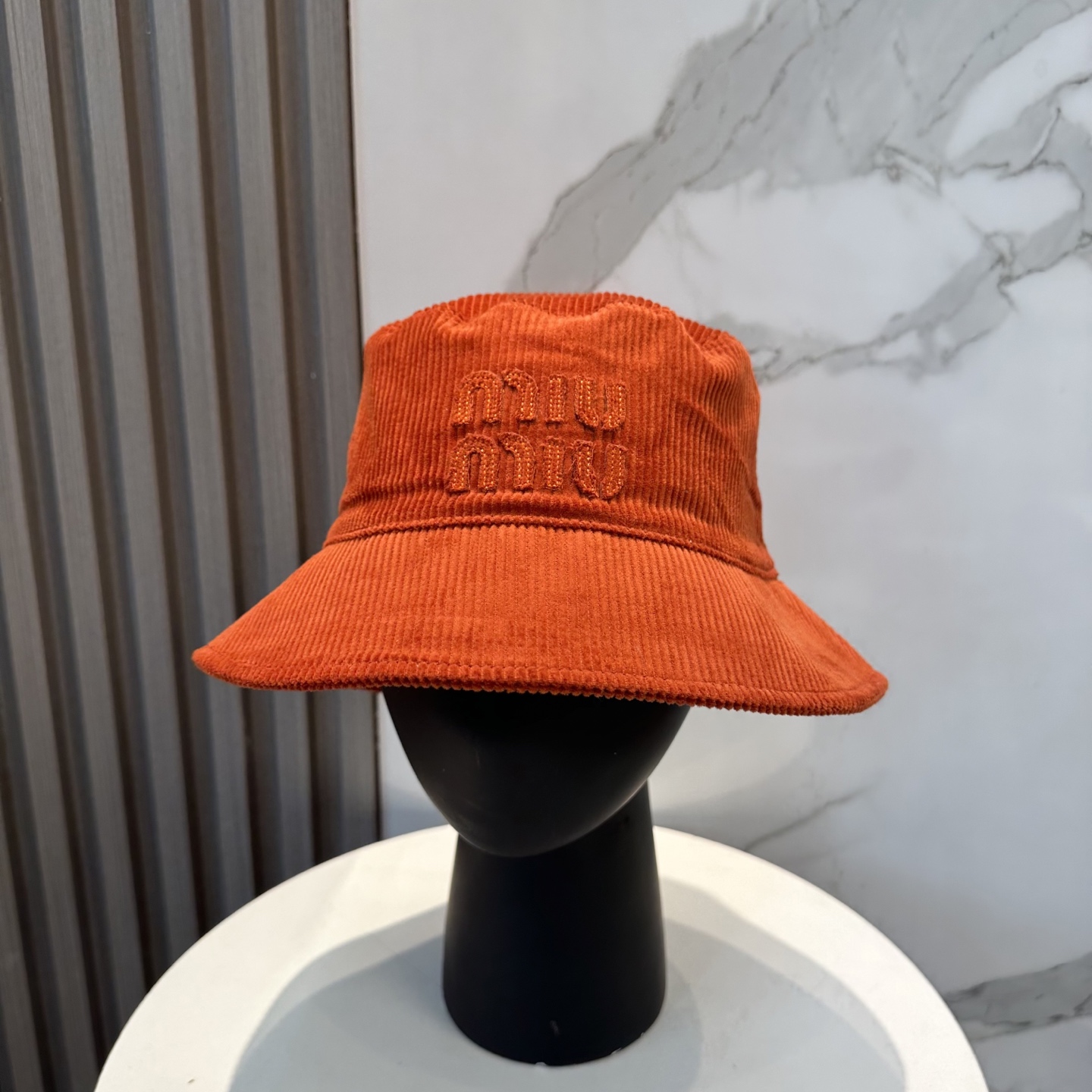  miumiu缪缪限定新款灯芯绒渔夫帽/棒球帽，灯芯绒纹理渔夫
非常耐看的一款渔夫帽~男女同款
日常出门