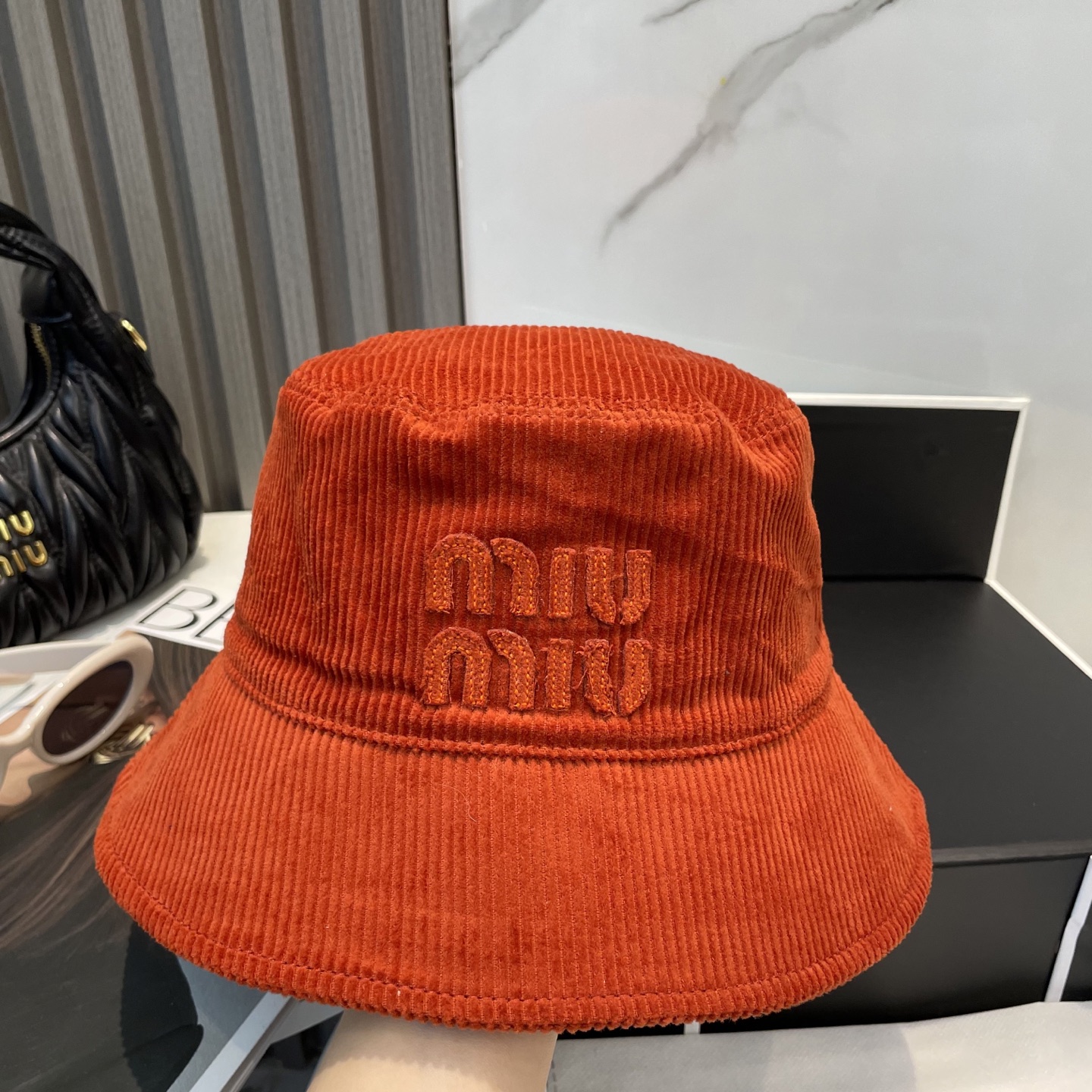  miumiu缪缪限定新款灯芯绒渔夫帽/棒球帽，灯芯绒纹理渔夫
非常耐看的一款渔夫帽~男女同款
日常出门